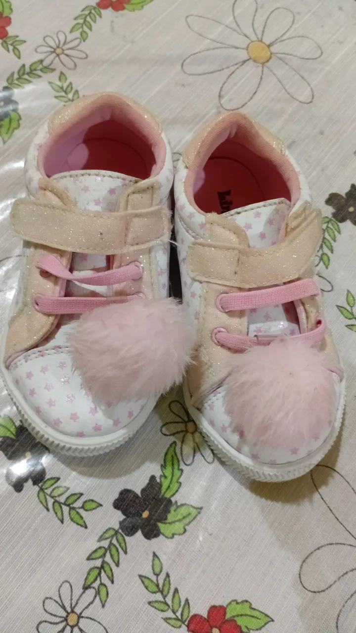 Tênis infantil rosa com pompom