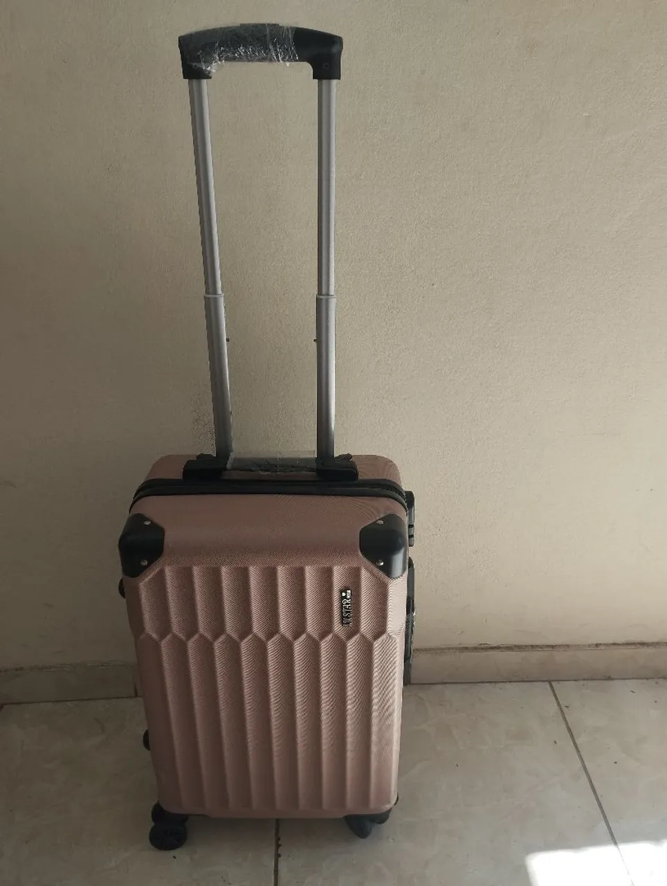 Mala de viagem rosa com rodinhas