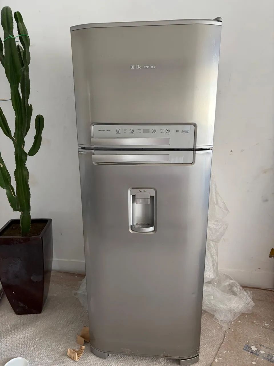 Geladeira Electrolux DW50X  (com dispenser de água na porta) 