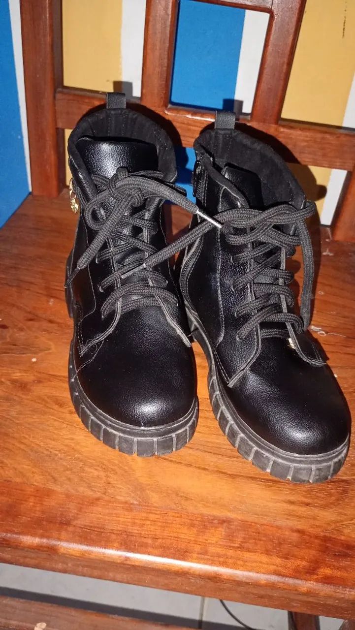 Botas infantis pretas com detalhe de coração - Foto 4