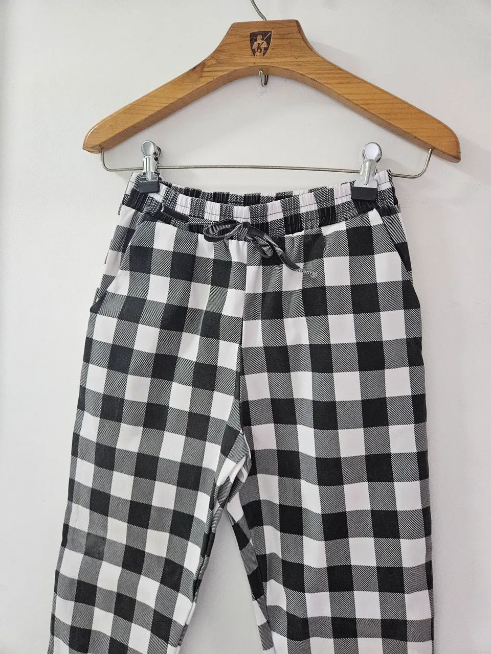 Calça xadrez branca e preta tam m - Foto 2