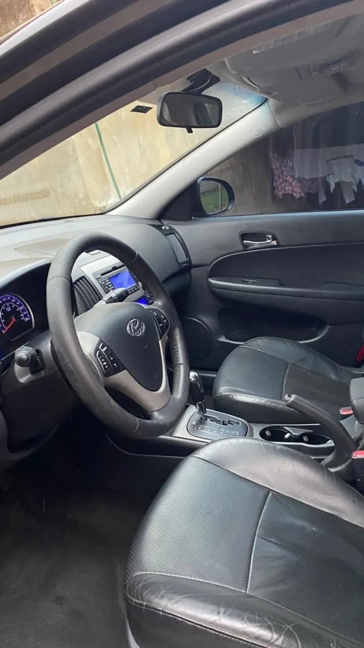 I 30 muito conservado. Todas as manutenções em dia. 