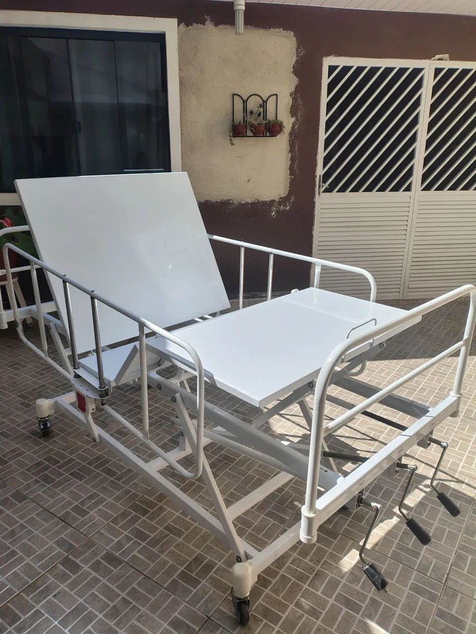 Cama hospitalar c/elevação total c paciente entrego  - Foto 2