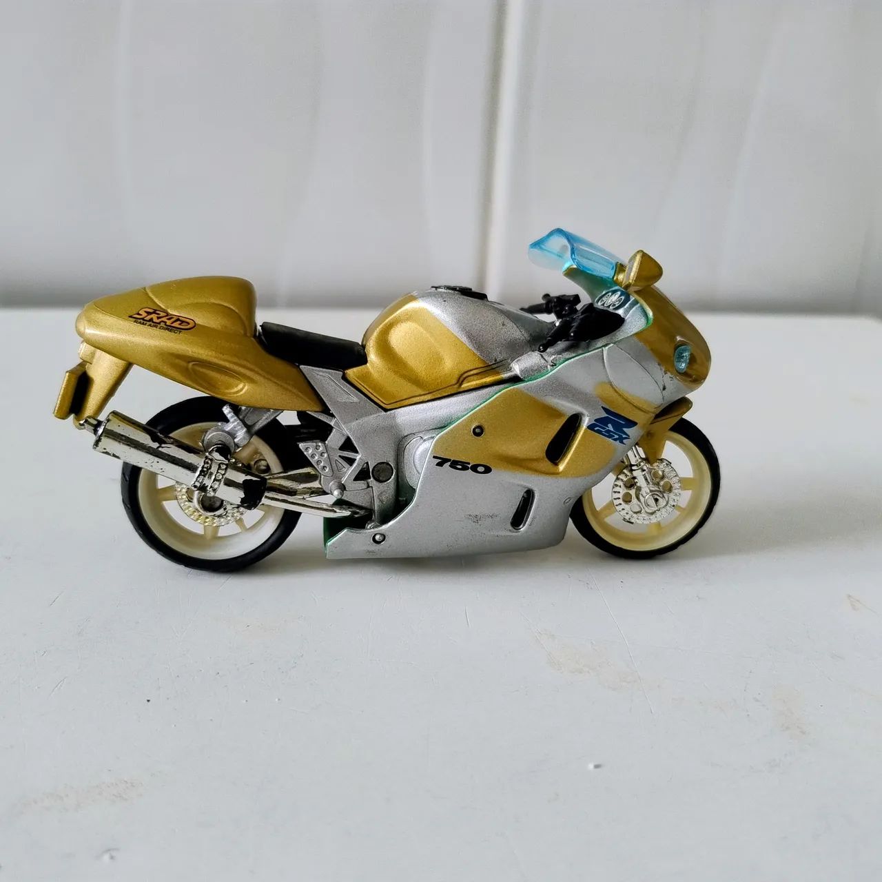 Miniatura Moto Suzuki 750