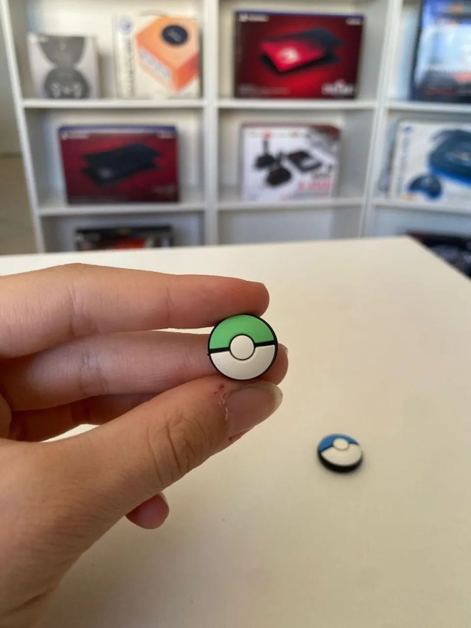 Vendo Par de Grips Pokémon Azul e Verde Semi novo - Foto 3