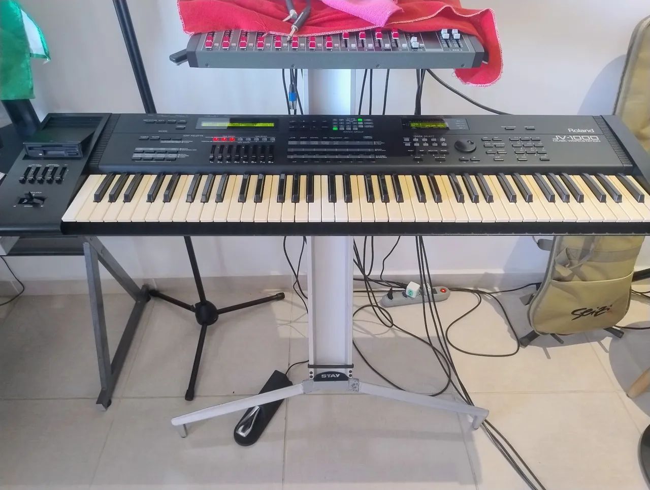 Teclado Roland JV1000