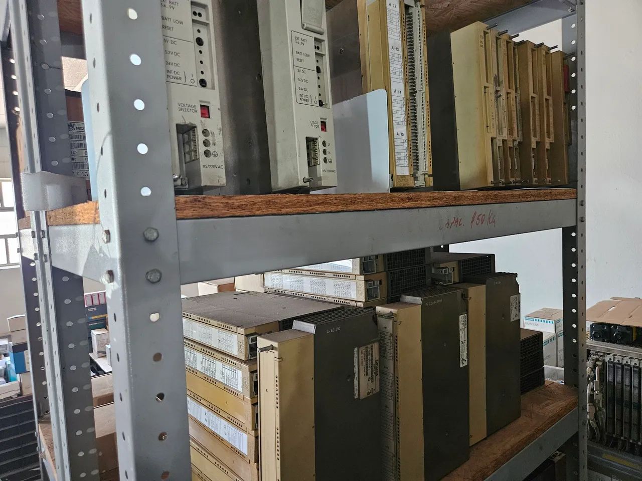Placas e equipamentos industriais diversos