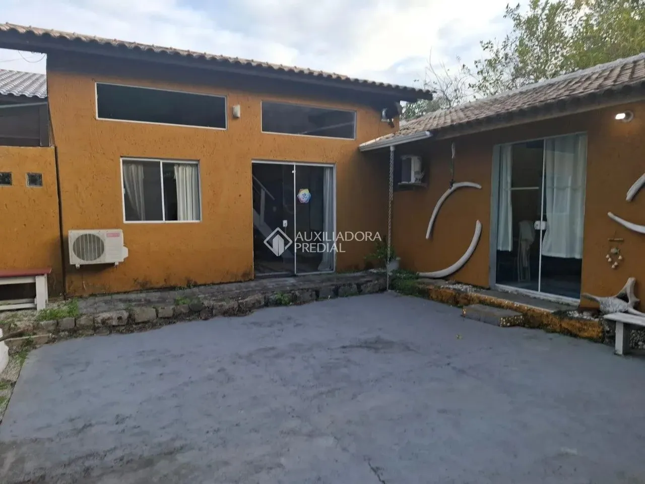 Casa para locação no Campeche, composta por 2 dormitórios, os dois com suítes.