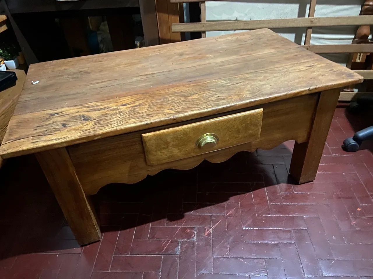 Mesa de de centro de madeira com gaveta