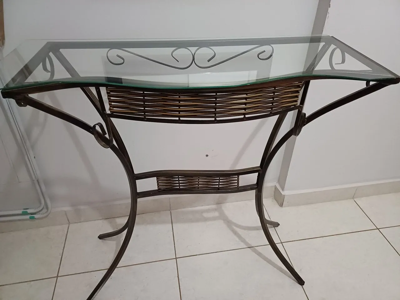 Mesa de centro com detalhes em metal e vidro
