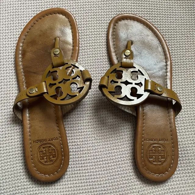 SANDALIA MILER TORY BURCH 37 COURO MARROM - Foto 2