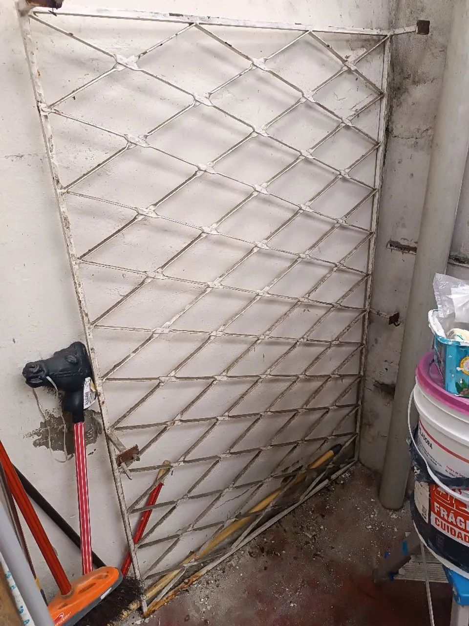 Grade de ferro 1,00 x 1,50. Baixei pra vender rápido  - Foto 2