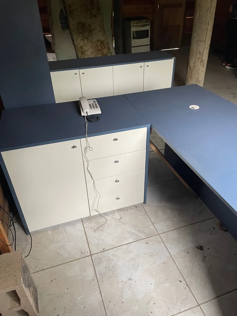 Conjunto de mesa e armário de escritório