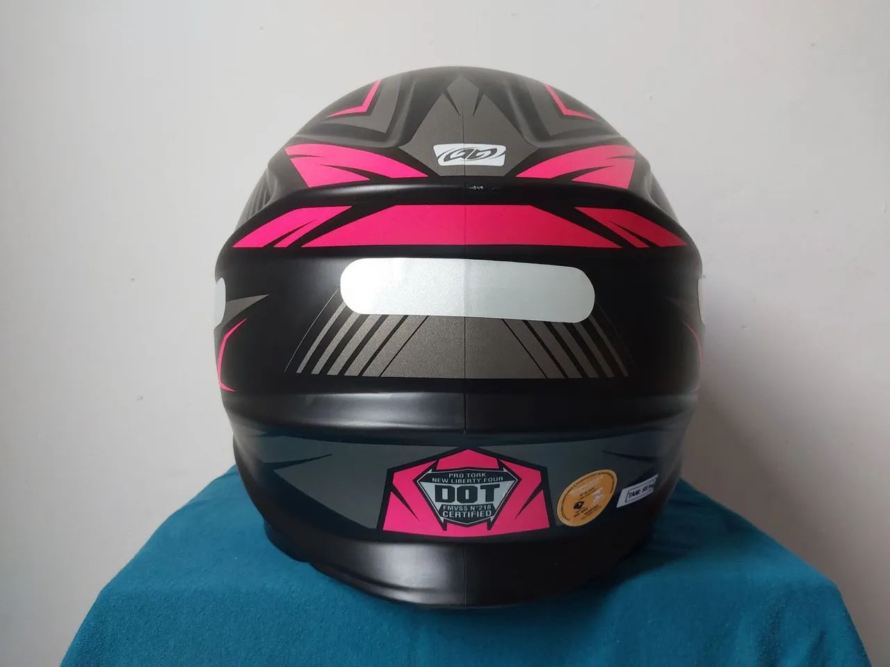 Capacete r8 Novo, Tamanhos disponíveis 56 e 60 - Foto 4