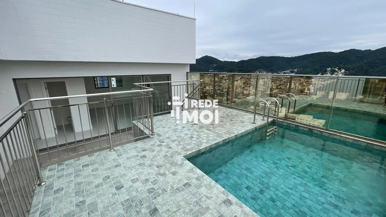 Cobertura duplex com piscina, vista espetacular, 5 suítes e 6 vagas de garagem !