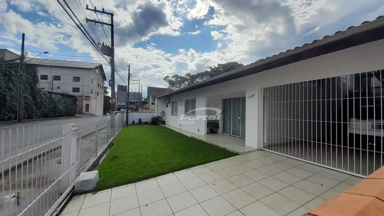 Casa semimobiliada com 5 dormitórios no Bairro Salto do Norte, Blumenau