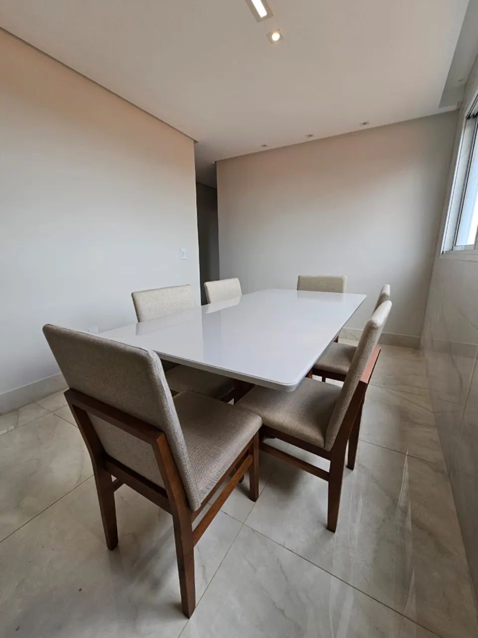 Mesa de Jantar Moderna com 4 Cadeiras de madeira 