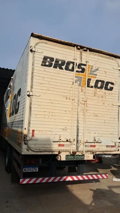 Baú 8 metros assoalho de madeirite
