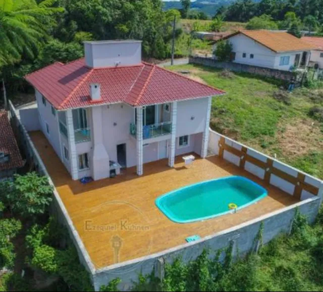 VENDE-SE CASA DE ALTO PADRÃO.
