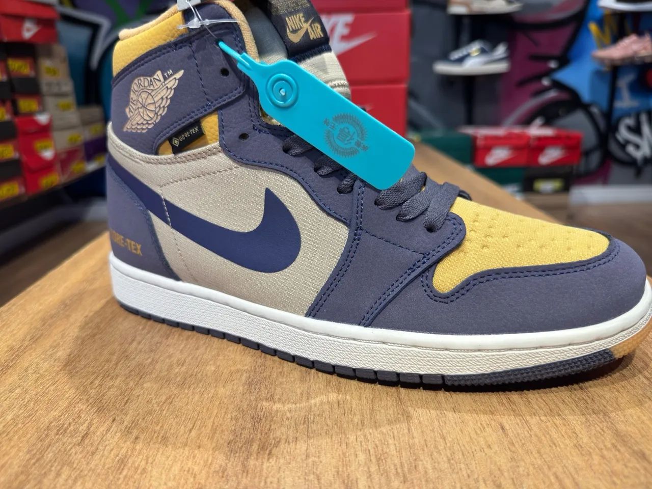 Tênis Nike Air Jordan 1 Retro High - Element GORE-TEX - BR42
