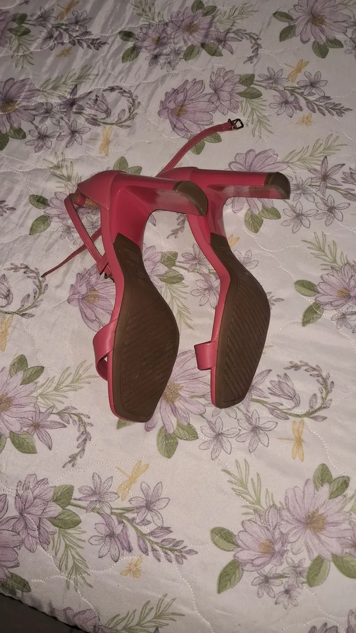 Sandália rosa com salto