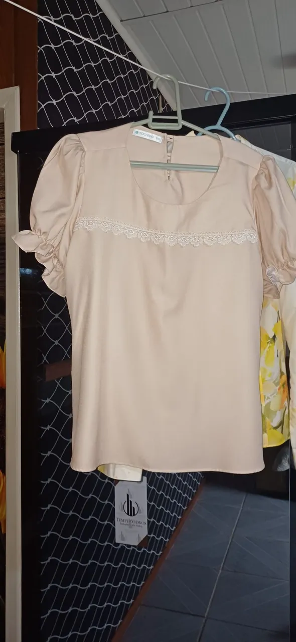 Blusa feminina bege com detalhes em renda