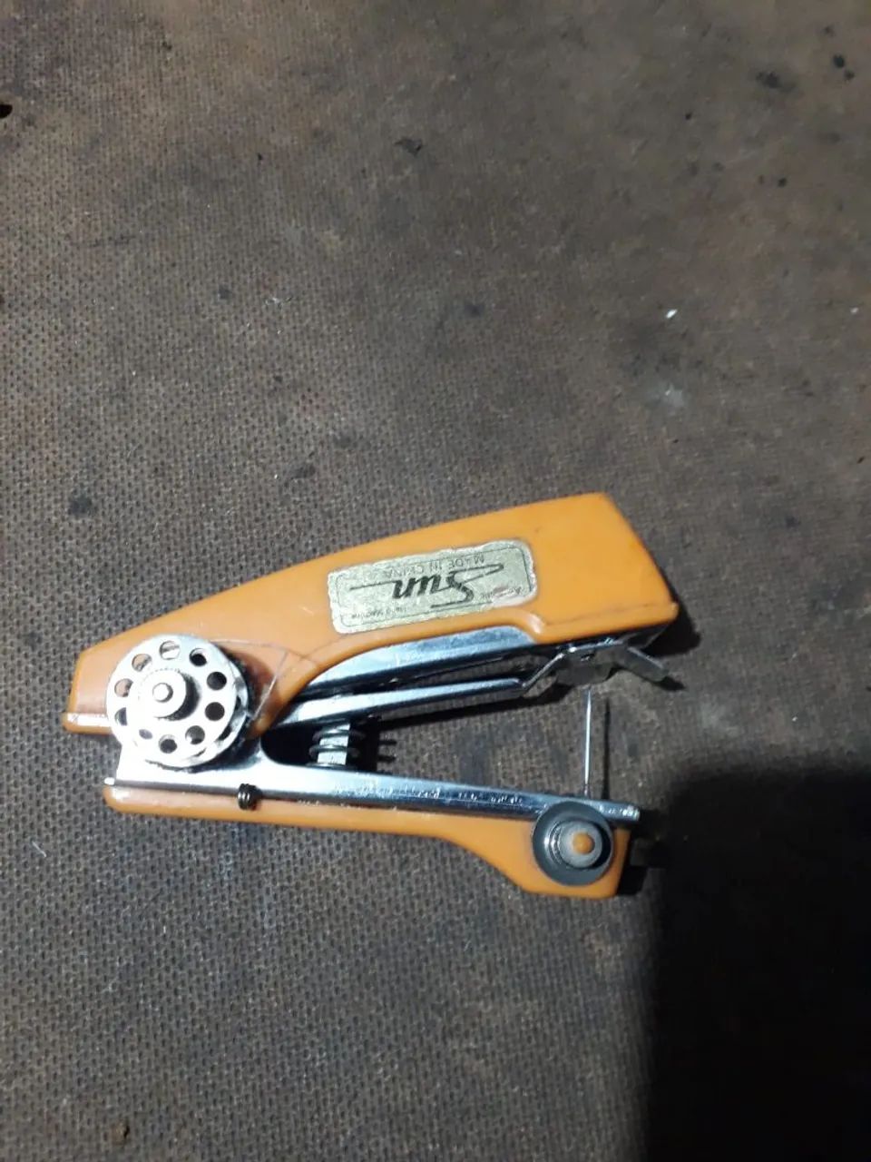 Mini máquina de costura Sun - Usado.