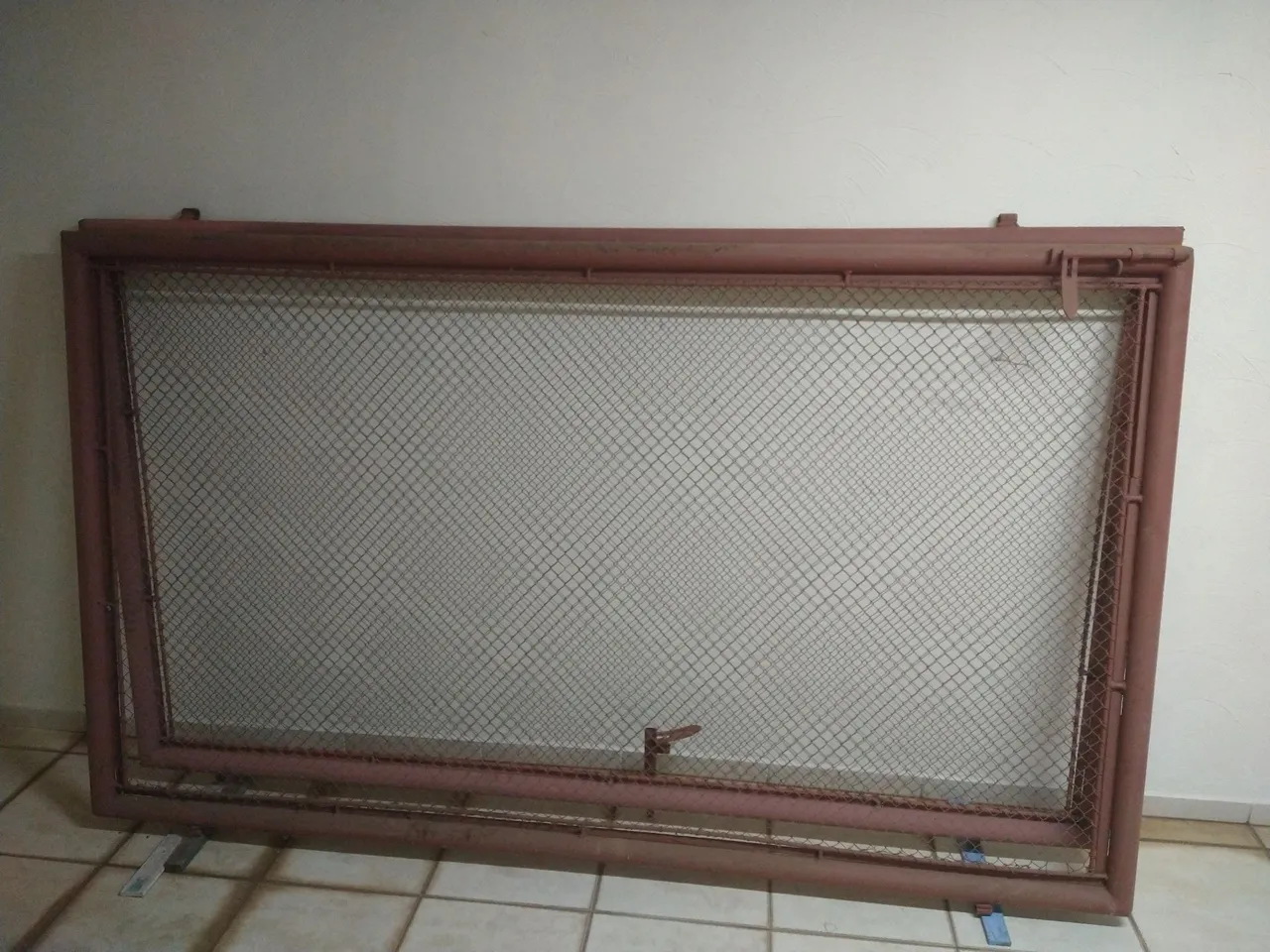 Portão Externo de Tubo de Ferro e Tela