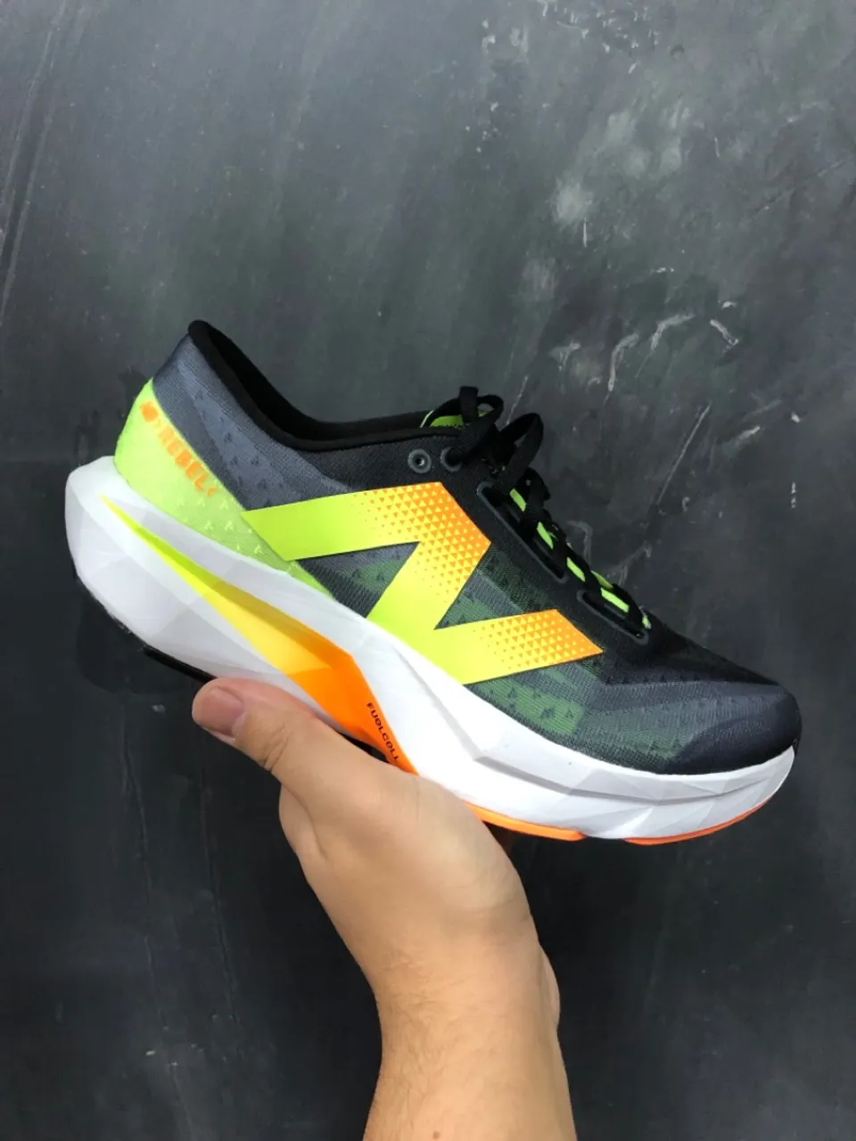 Tênis New Balance FuelCell Rebel v3 - Amarelo/Laranja