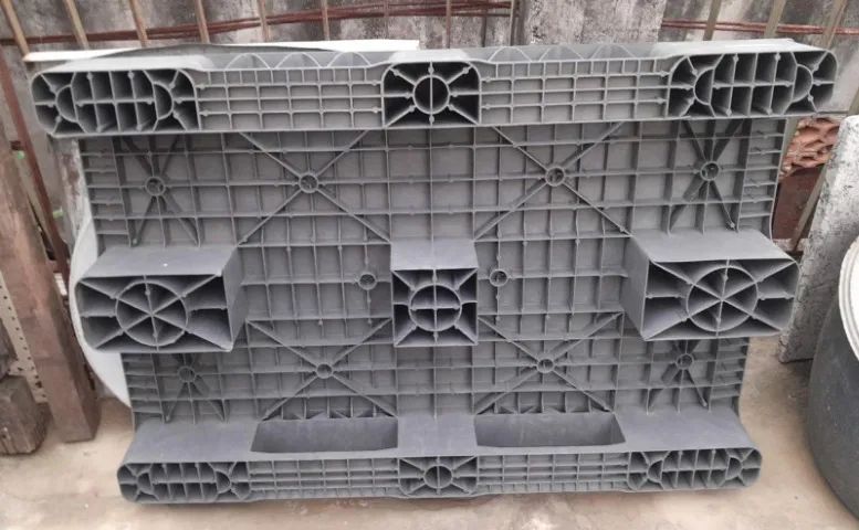 Pallet Plástico Grande Com Base Com Pés - Preto Liso (120 cm X 80 cm) - Foto 2