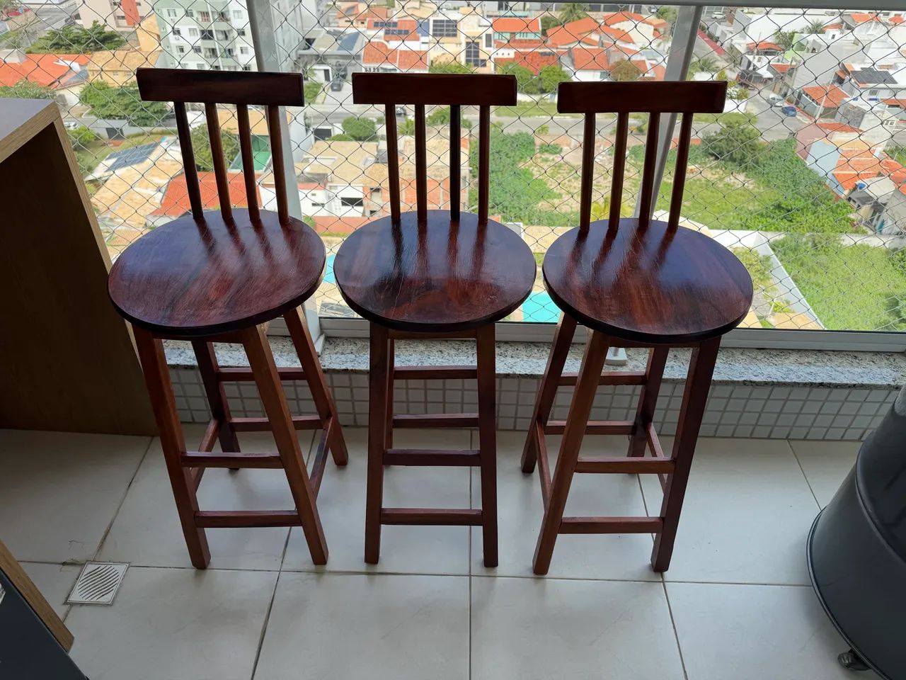 VENDE-SE TONEL E BANCOS EM MADEIRA - Foto 3