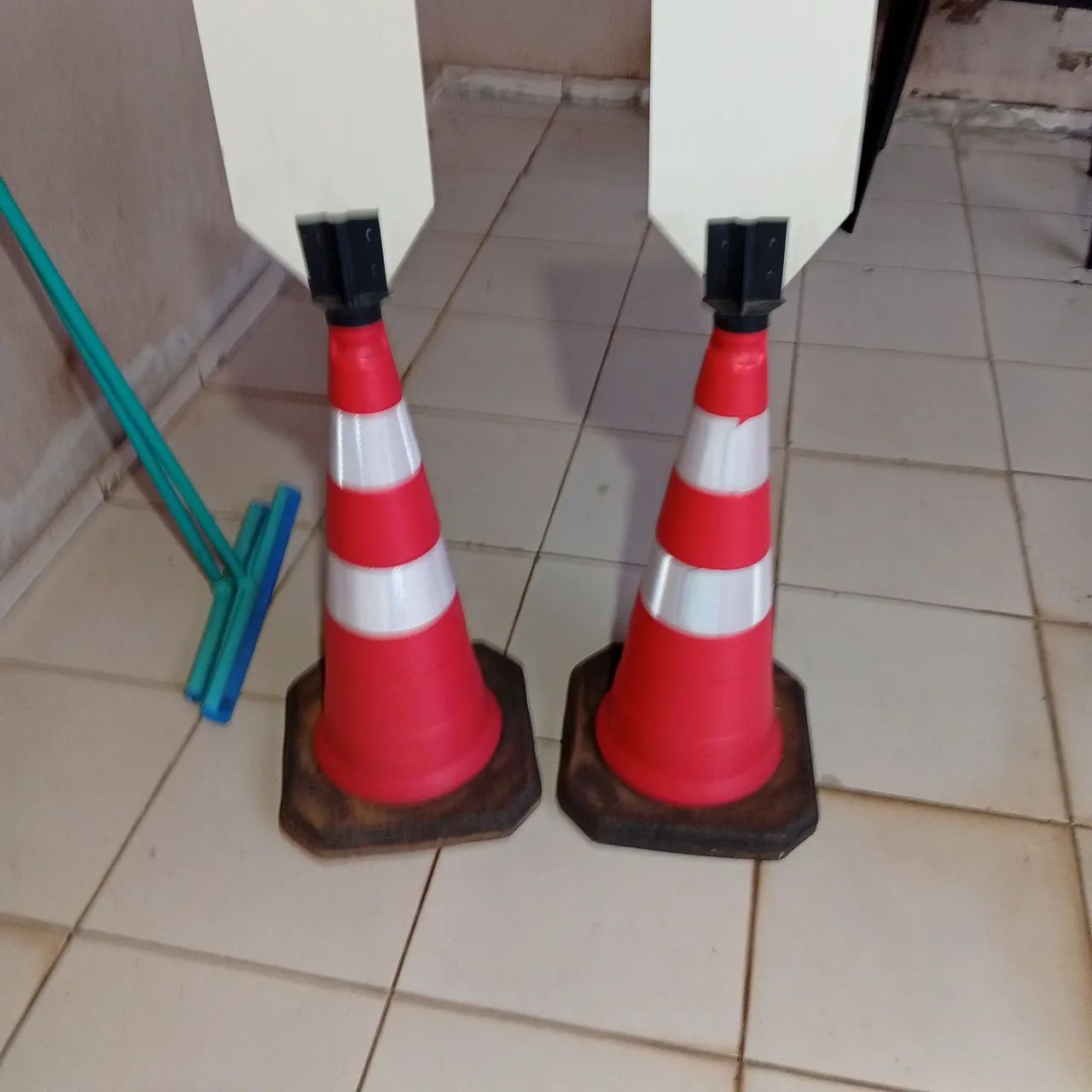 2 cones de trânsito  - Foto 3