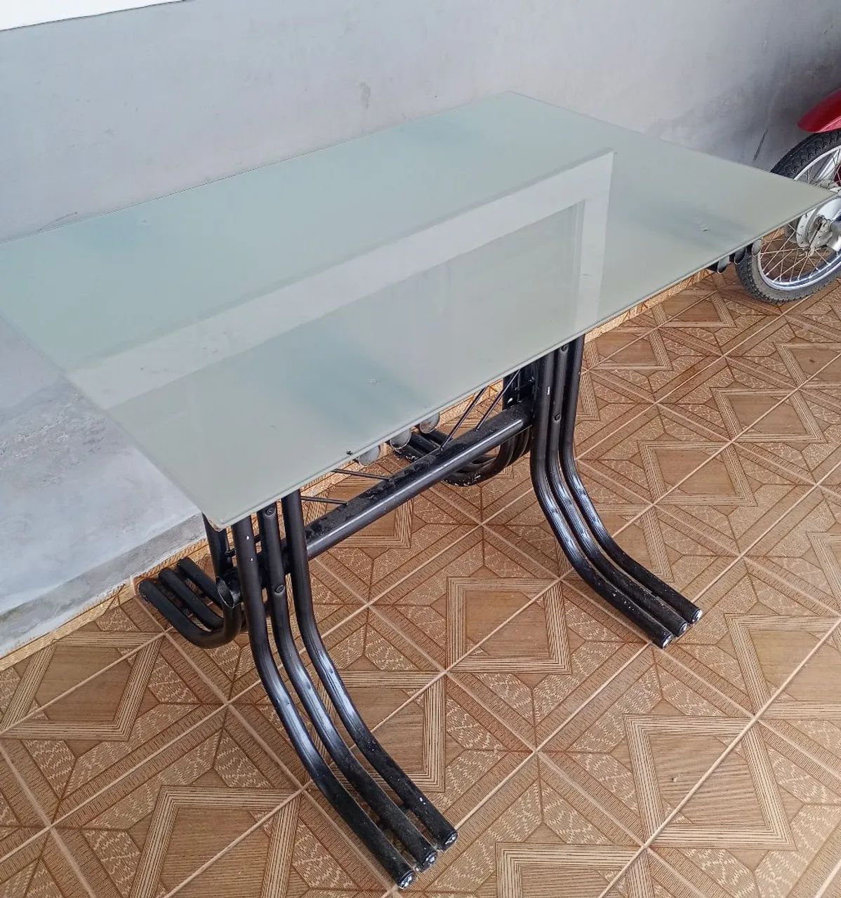 Mesa de vidro com algumas marcas de uso.