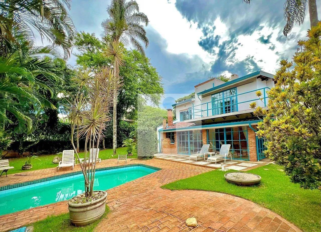 CASA RUSTICA COM OTIMO ESPAÇO EXTERNO!