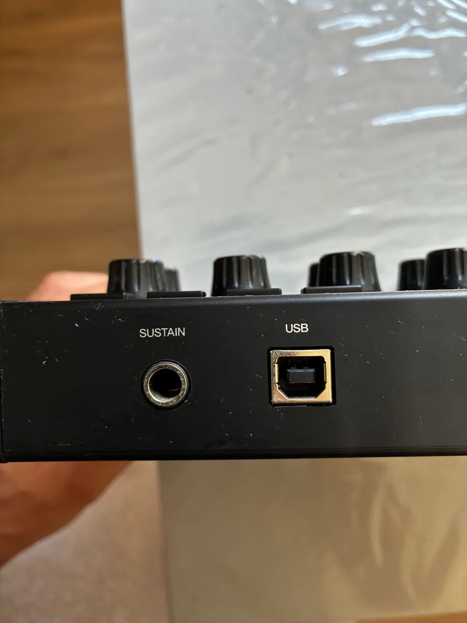 AKAI MPK Mini MK3 Special Edition Black - Controlador MIDI + Caixa