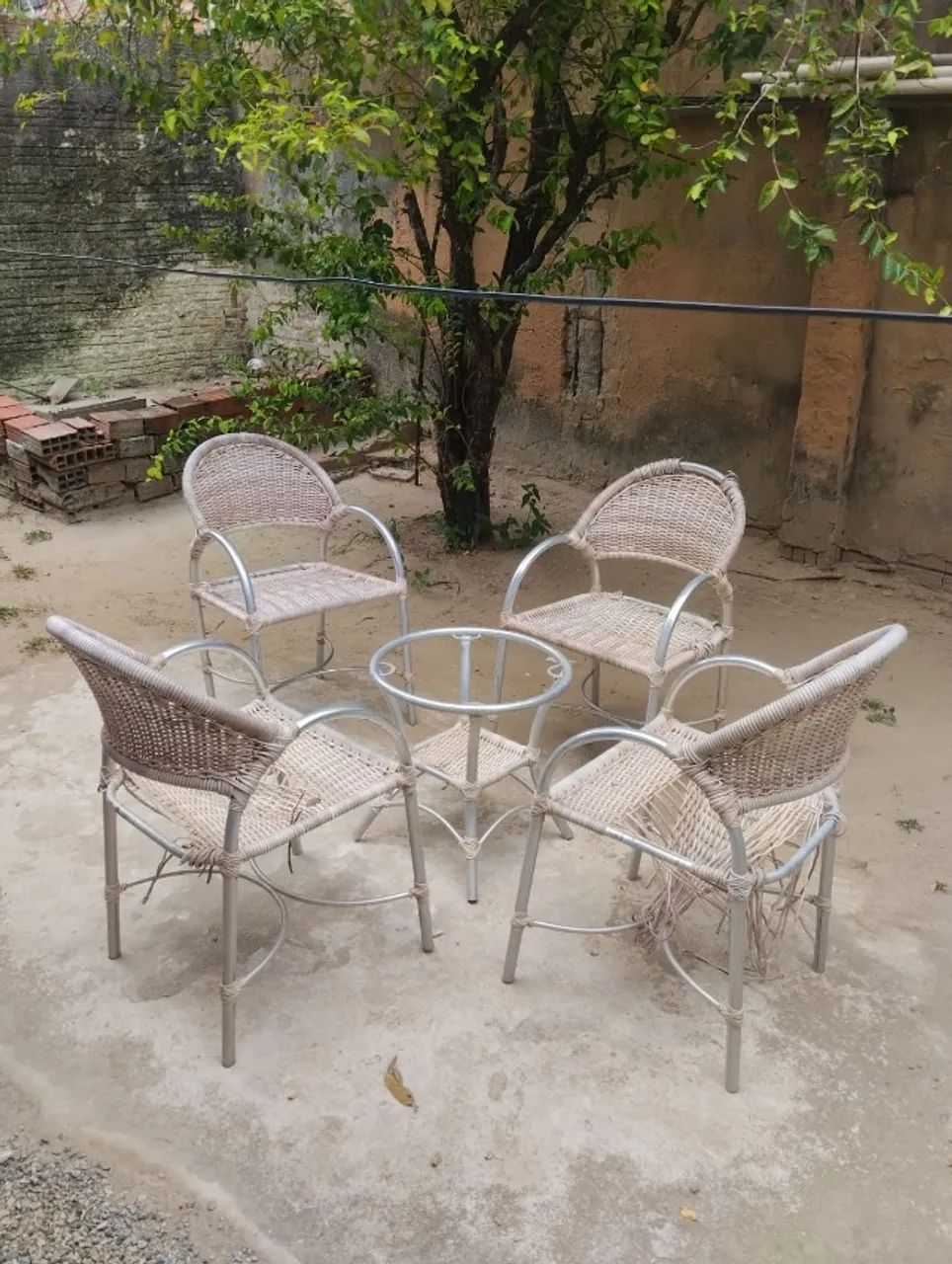 cadeira de alumínio com mesa de centro usadas - Foto 2