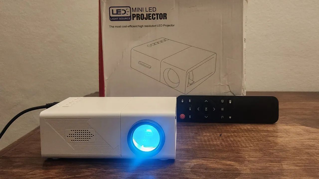 Mini projetor LED até 60 polegadas.