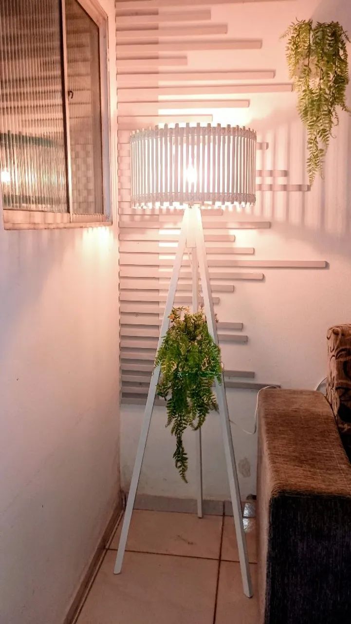 Luminária de canto em madeira. - Foto 3