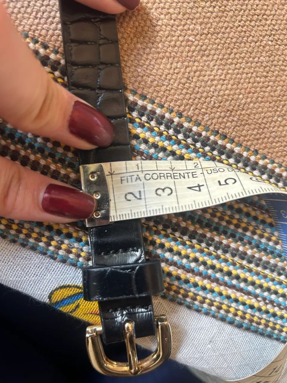 Cinto feminino preto com fivela dourada  - Foto 4