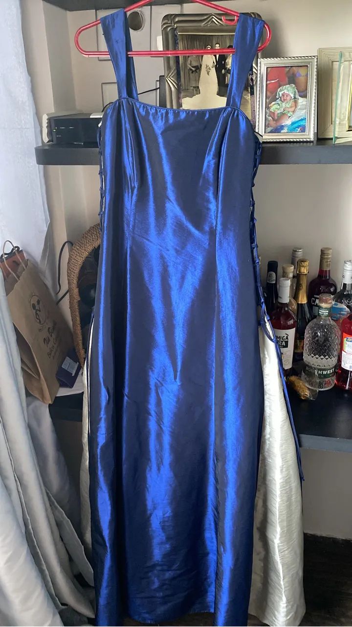 Vestido de festa com detalhe lateral prateado 