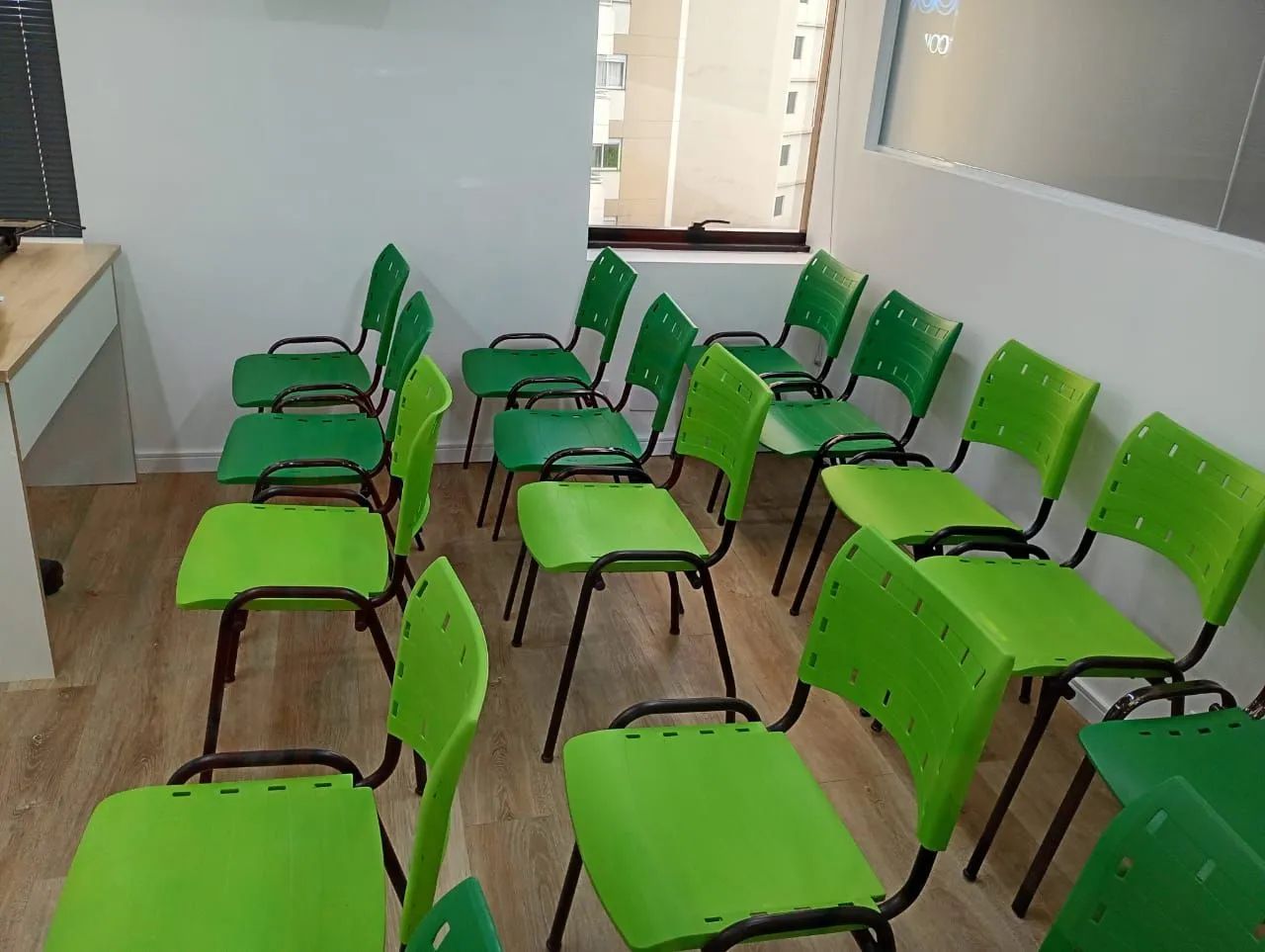 Cadeira Fixa Empilhavel - Foto 2