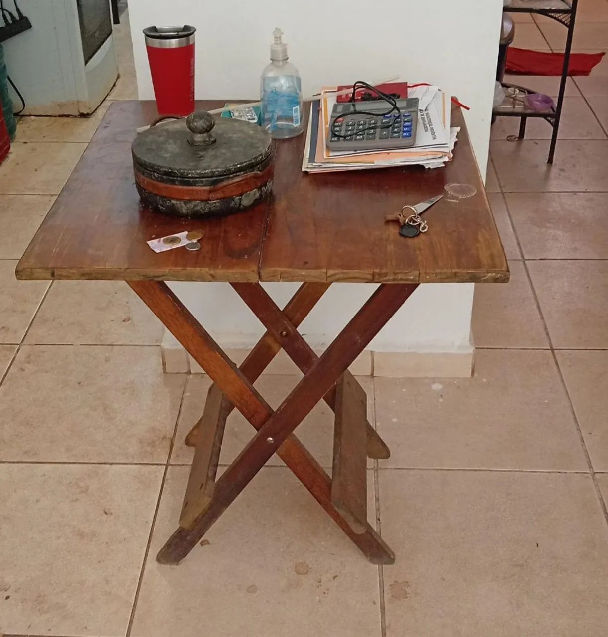 Mesa de madeira com 4 cadeiras flexíveis  - Foto 2