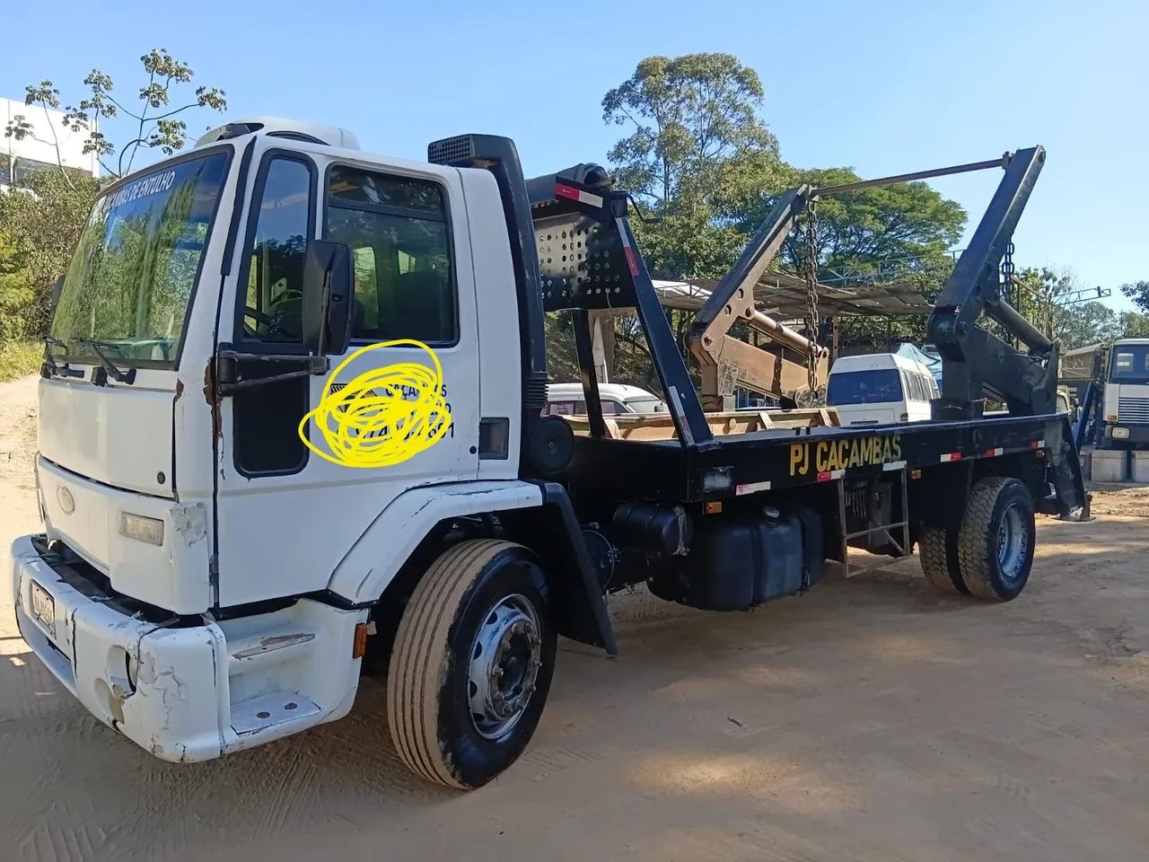 Vende se caminhão com poliguindaste  - Foto 3