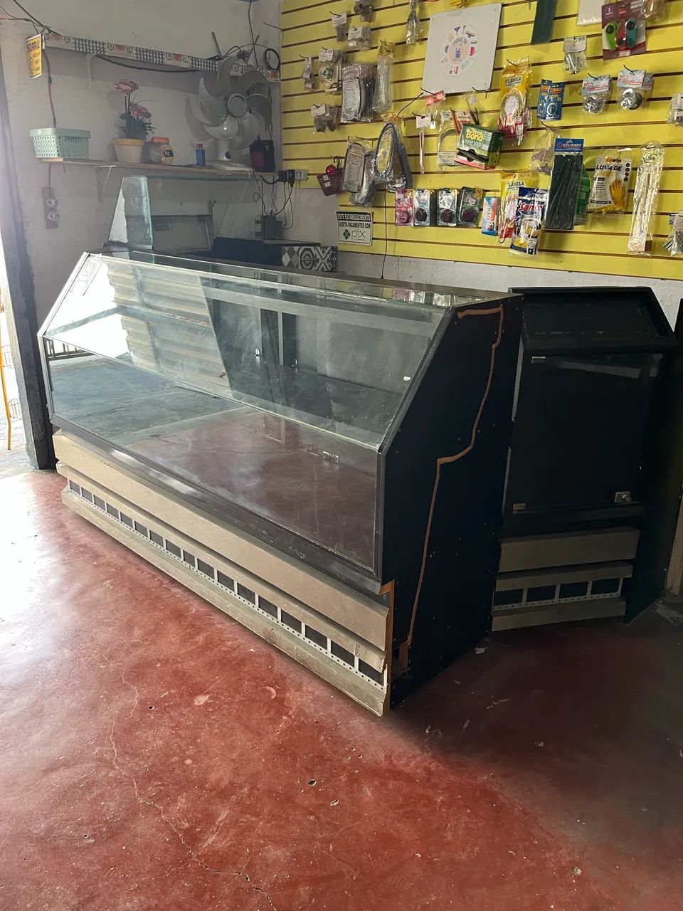 Balcão com caixa incluso 