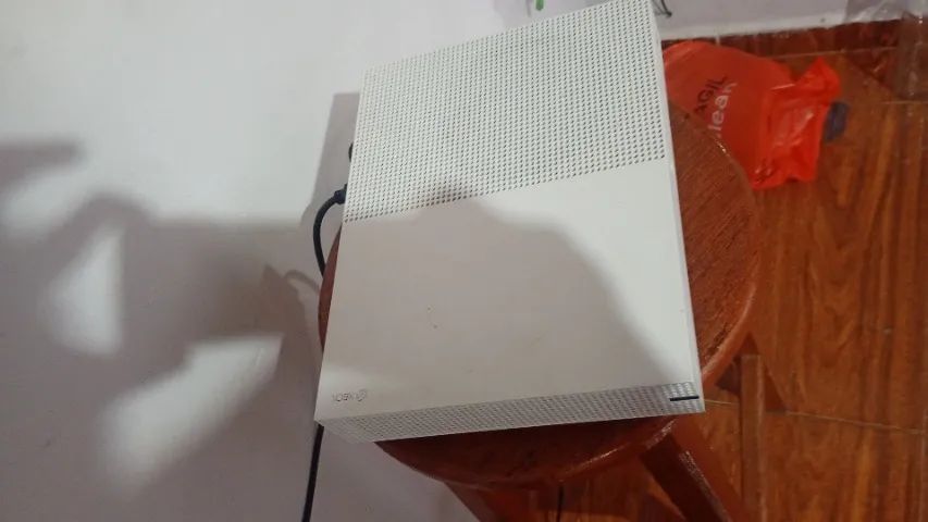 Vendo Xbox one s mídia digital,manete original e jogo. - Foto 2