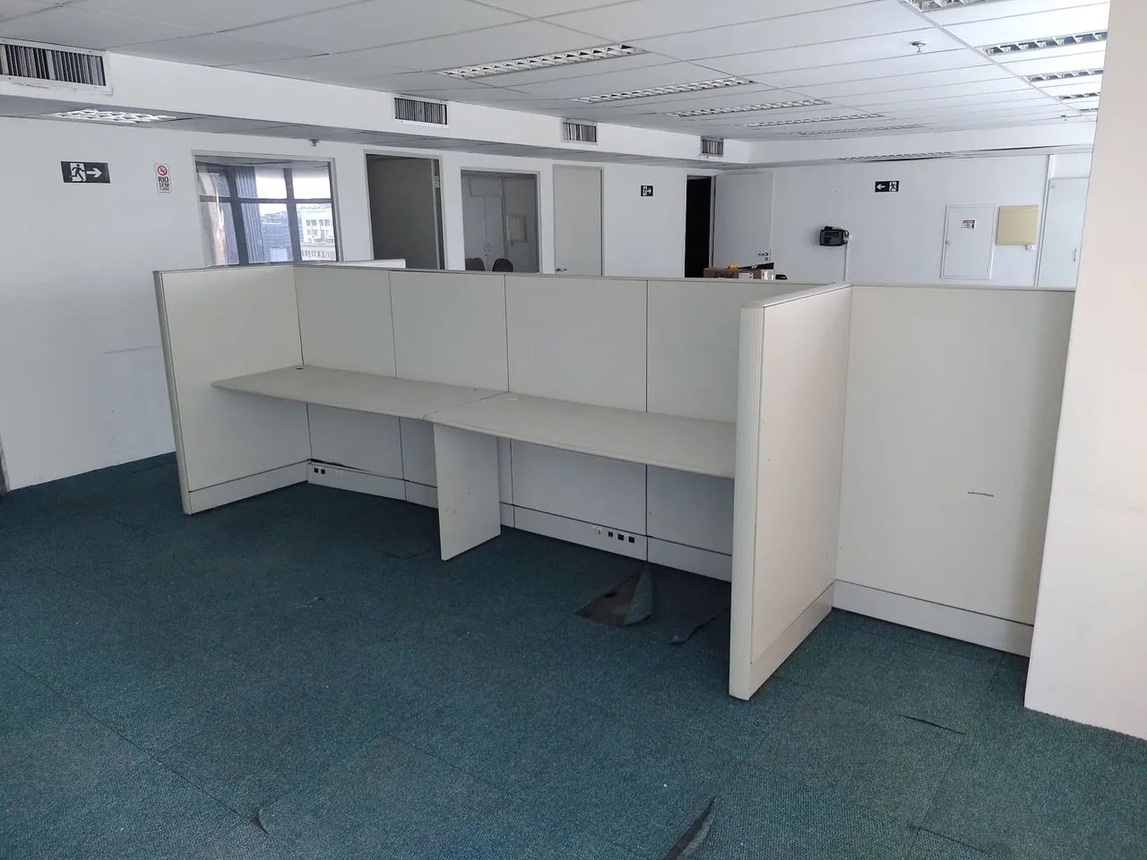 Baia estação trabalho com 5m, MDF, de qualidade, ótimo estado.
