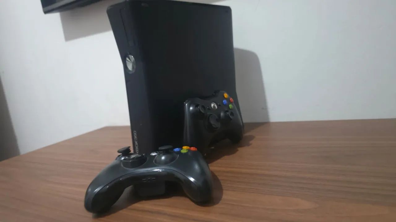 Xbox 360 com 2 controles - Desbloqueado e zerado - Foto 5