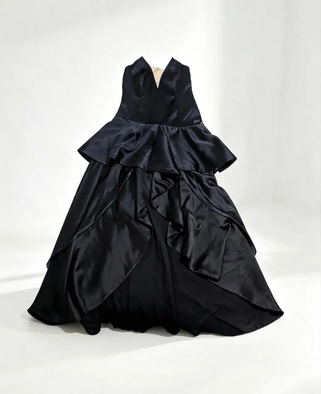 Vestido de festa com corte elegante em cetim com elastano, caimento impecável  com babados