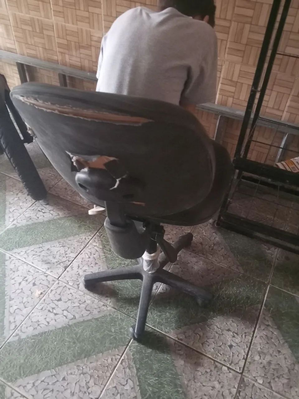 Vendo cadeira de escritório  - Foto 3