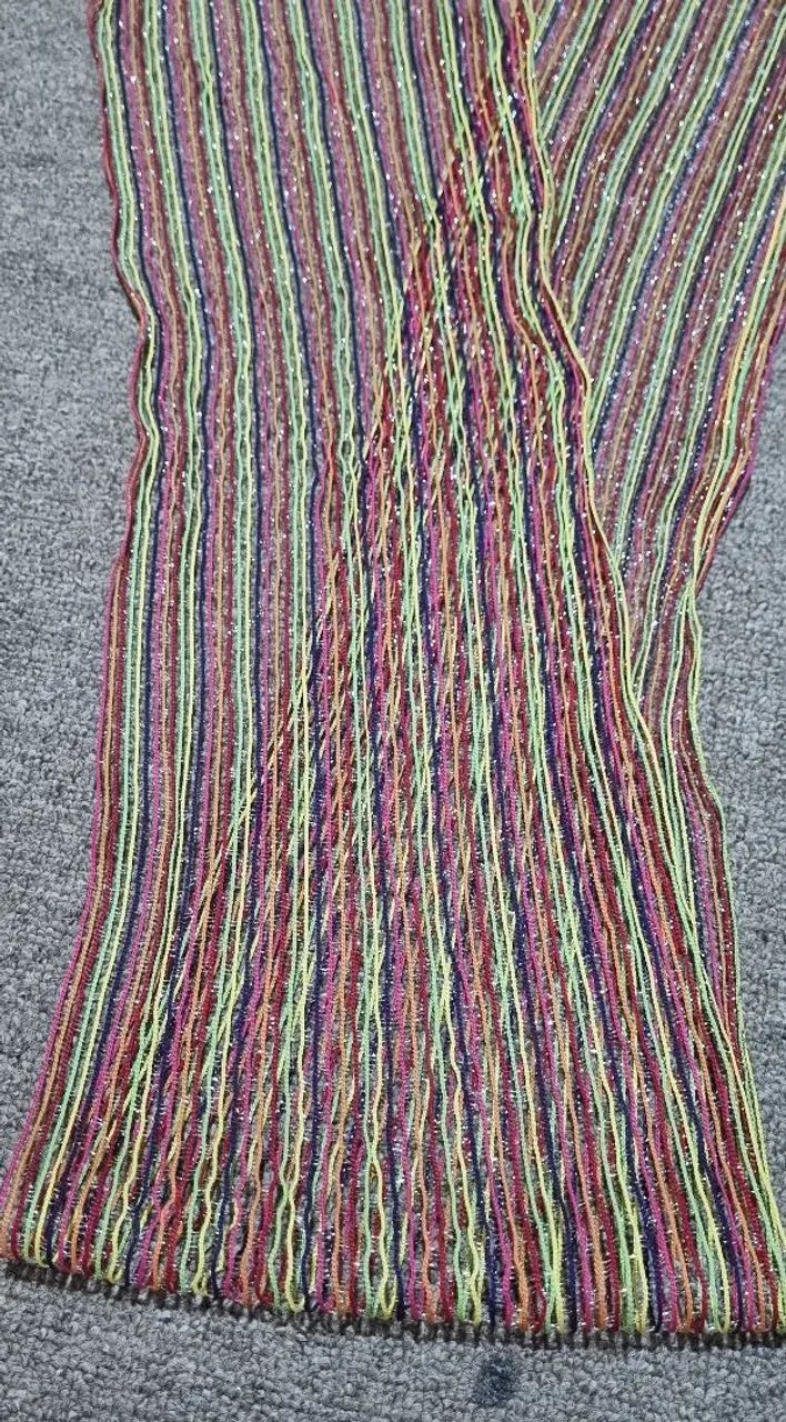 Lenço com brilho largura 23cm compr total 1,10m com franjas - Foto 2